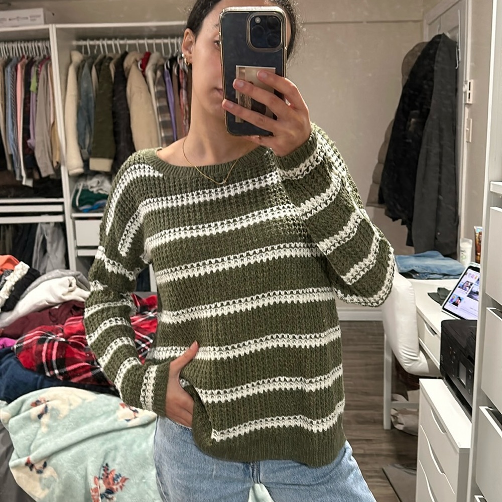 hollister green and white sweater